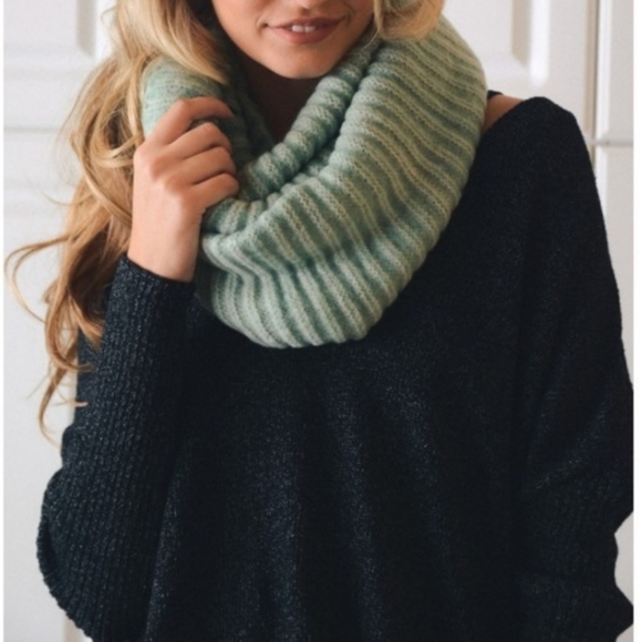 OCTOBER LOVE Bundle of "Mint Colored" Beanie-Scarf - Picture 5 of 13